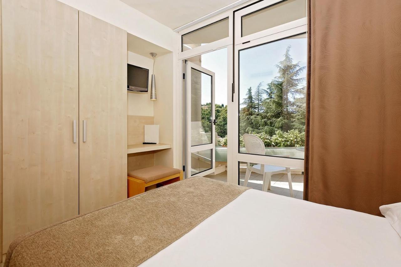 Classic Single Room with Balcony - Park Side,1010105707:JPEG