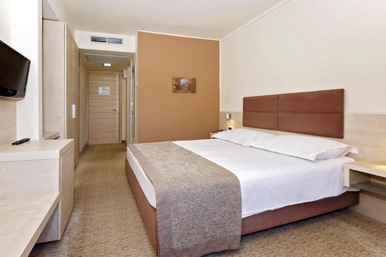 Classic Room with Balcony,1010862214:JPEG