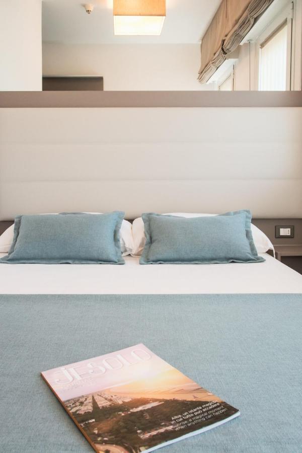 Comfort Single Room with Balcony and Side Sea View