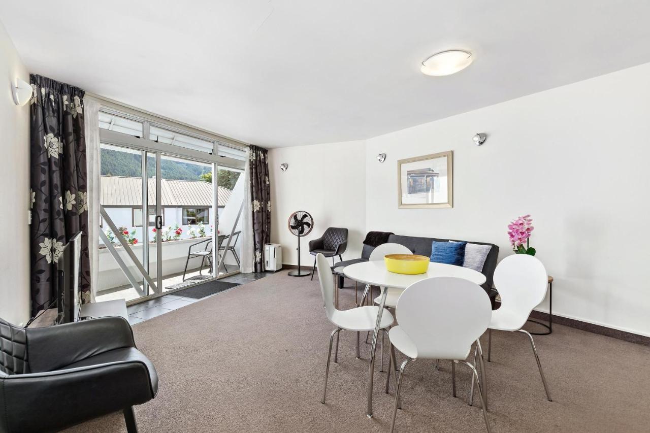 One-Bedroom Apartment with Mountain View