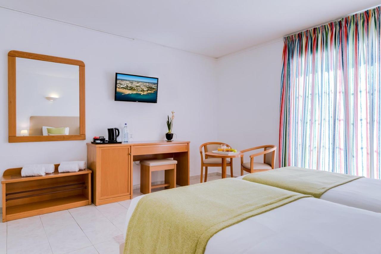 Chambre Double ou Lits Jumeaux (2 Adultes + 1 Enfant)