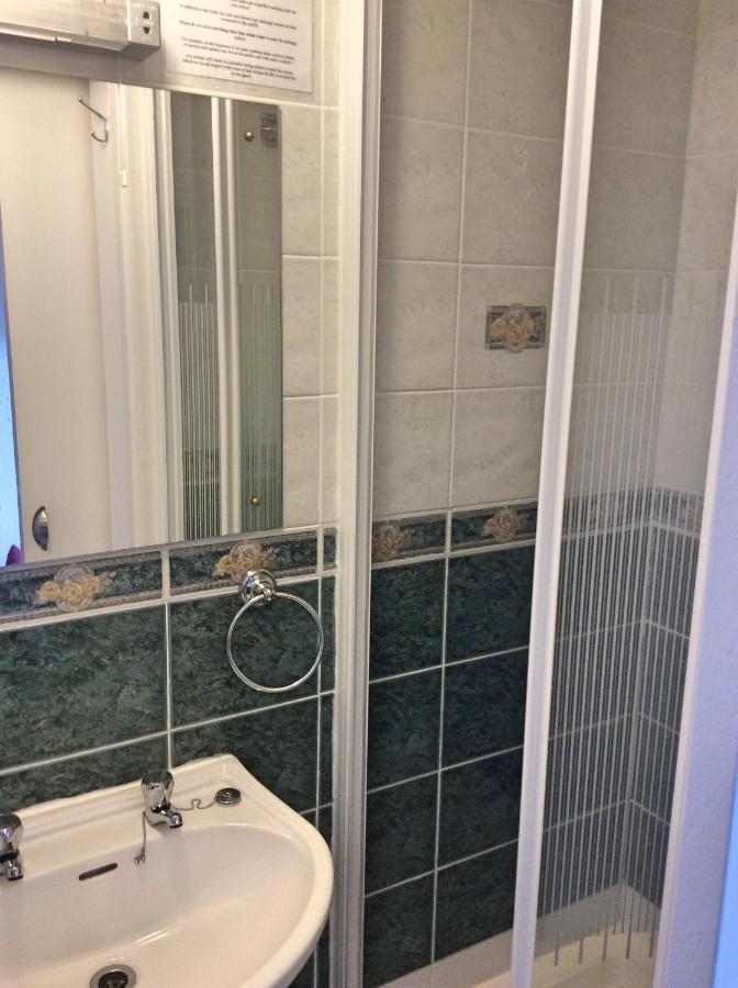 Single Room with En Suite,1196818120:JPEG