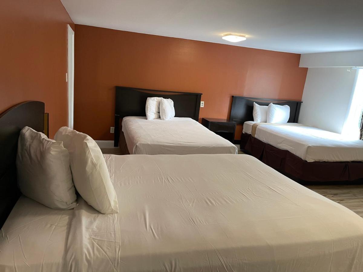 One-Bedroom Suite with Three Queen Beds - Non-Smoking,1114997556:JPEG