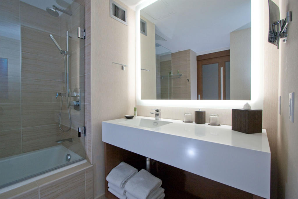Double Room with Two Double Beds and Lake View