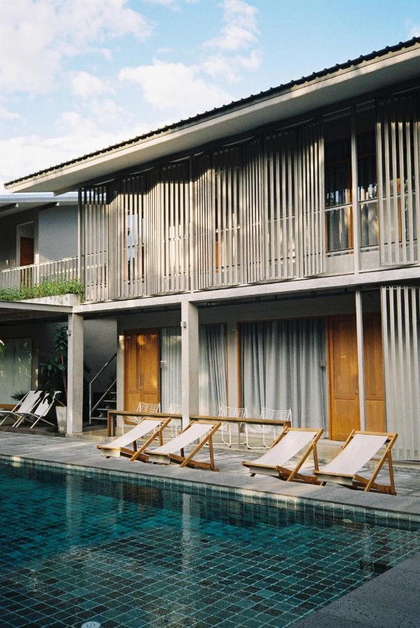 Chambre Lit Queen-Size - Vue sur Piscine