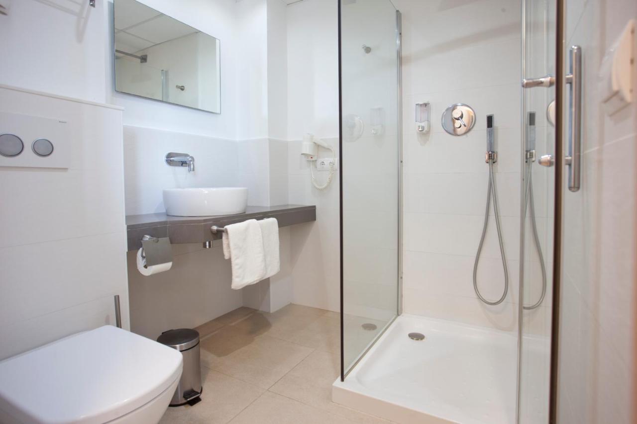 Two-Bedroom Apartment with Balcony,1538827828:JPEG