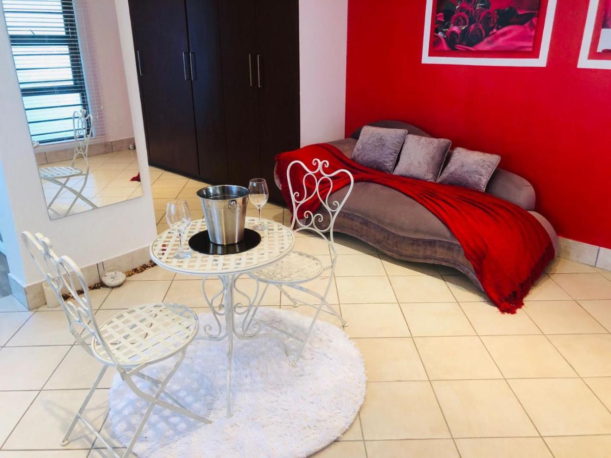 Honeymoon Suite,1189547365:JPEG