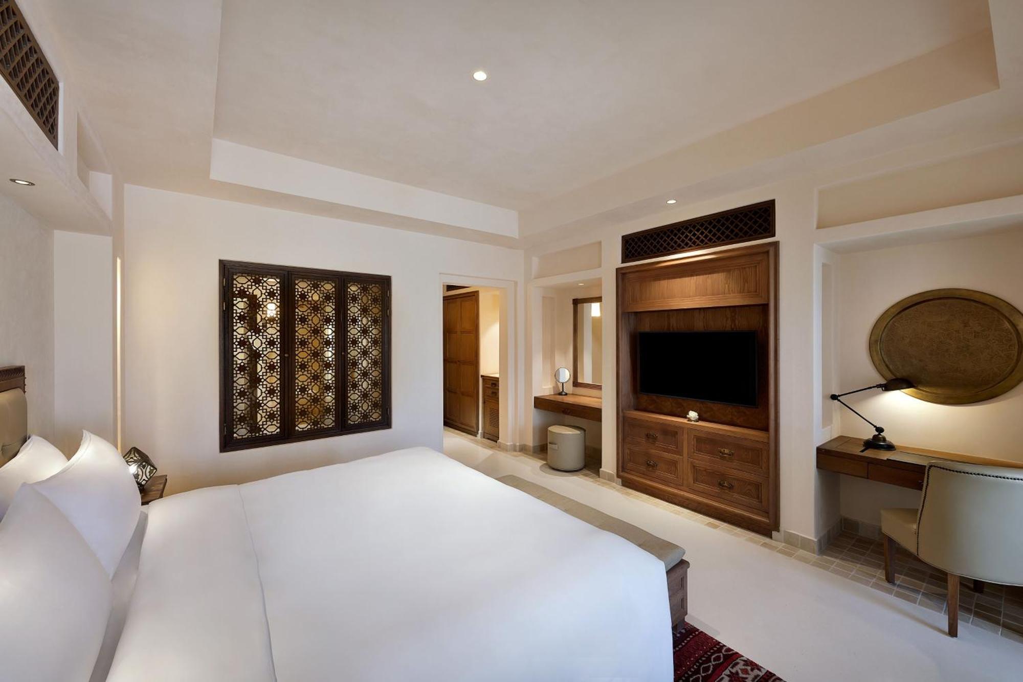 Chambre Lit King-Size Deluxe avec Balcon - Vue sur Piscine