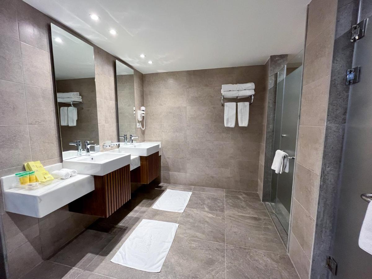 Executive Suite,1233998870:JPEG