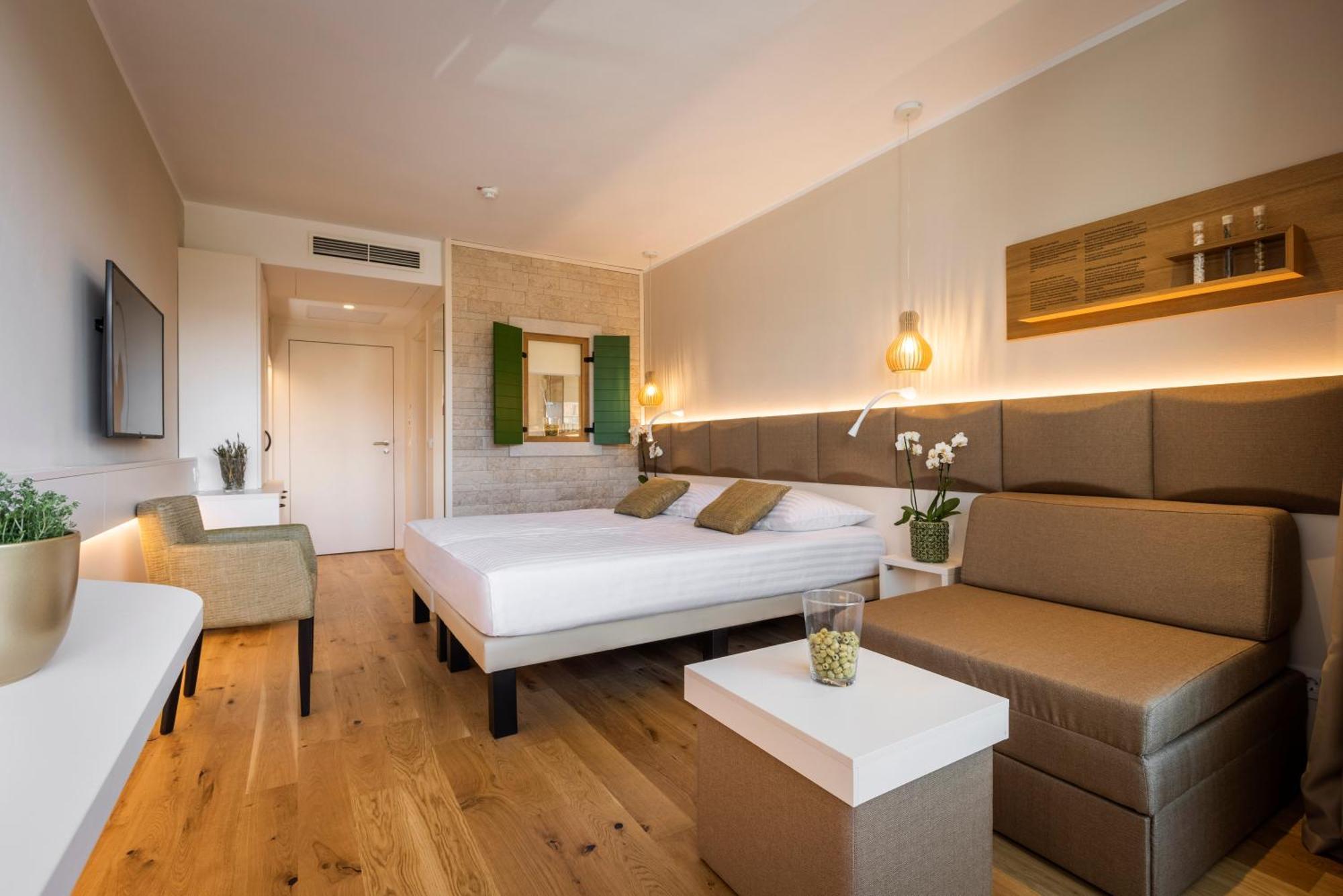 Superior Double or Twin Room with Extra bed, Balcony and Harbour view,1278398512:JPEG