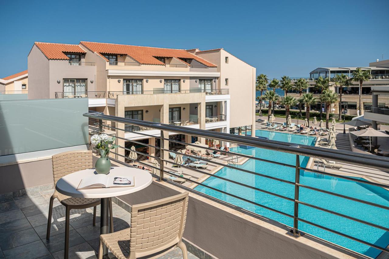 Apartment with Pool View