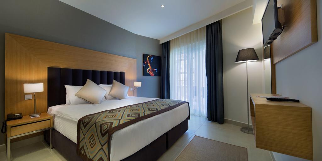1 Double 1 Twin Beds Superior Room