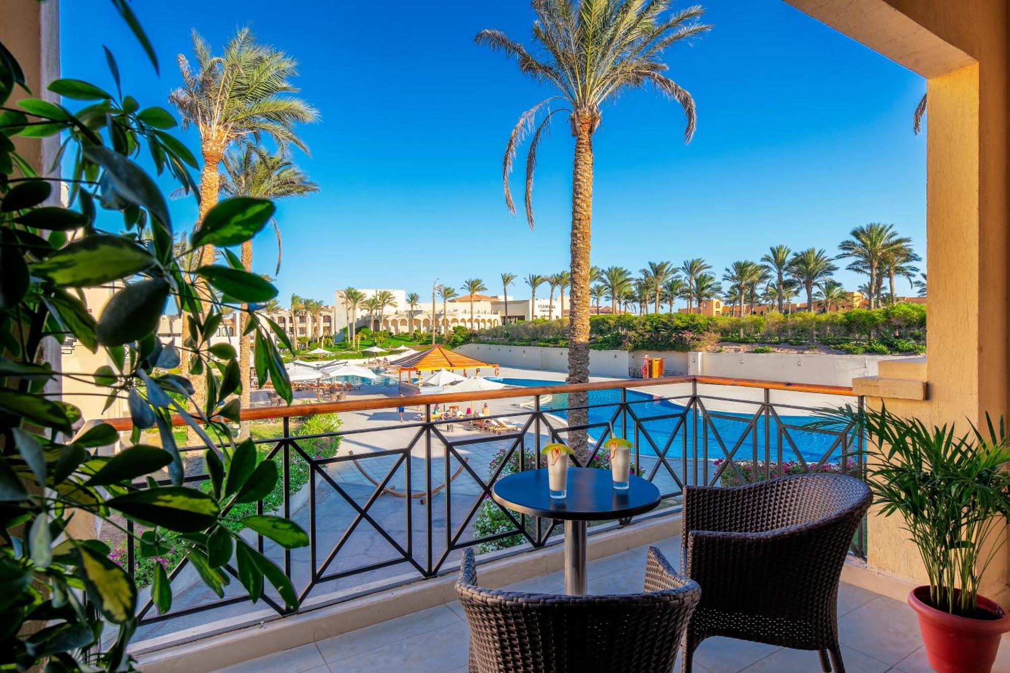 Deluxe Pool View Room