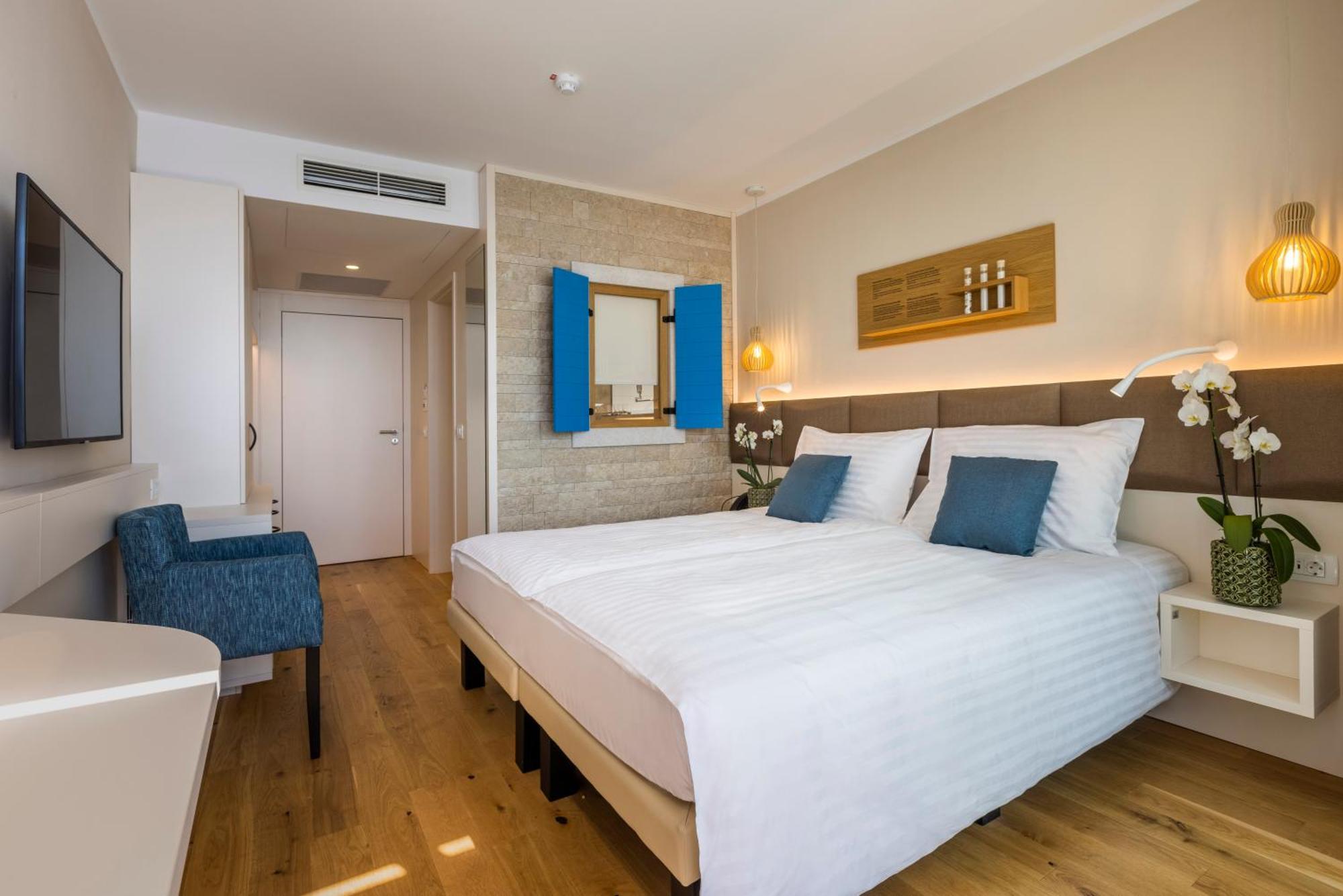 Superior Double or Twin room with Balcony and Harbour view,1278401290:JPEG
