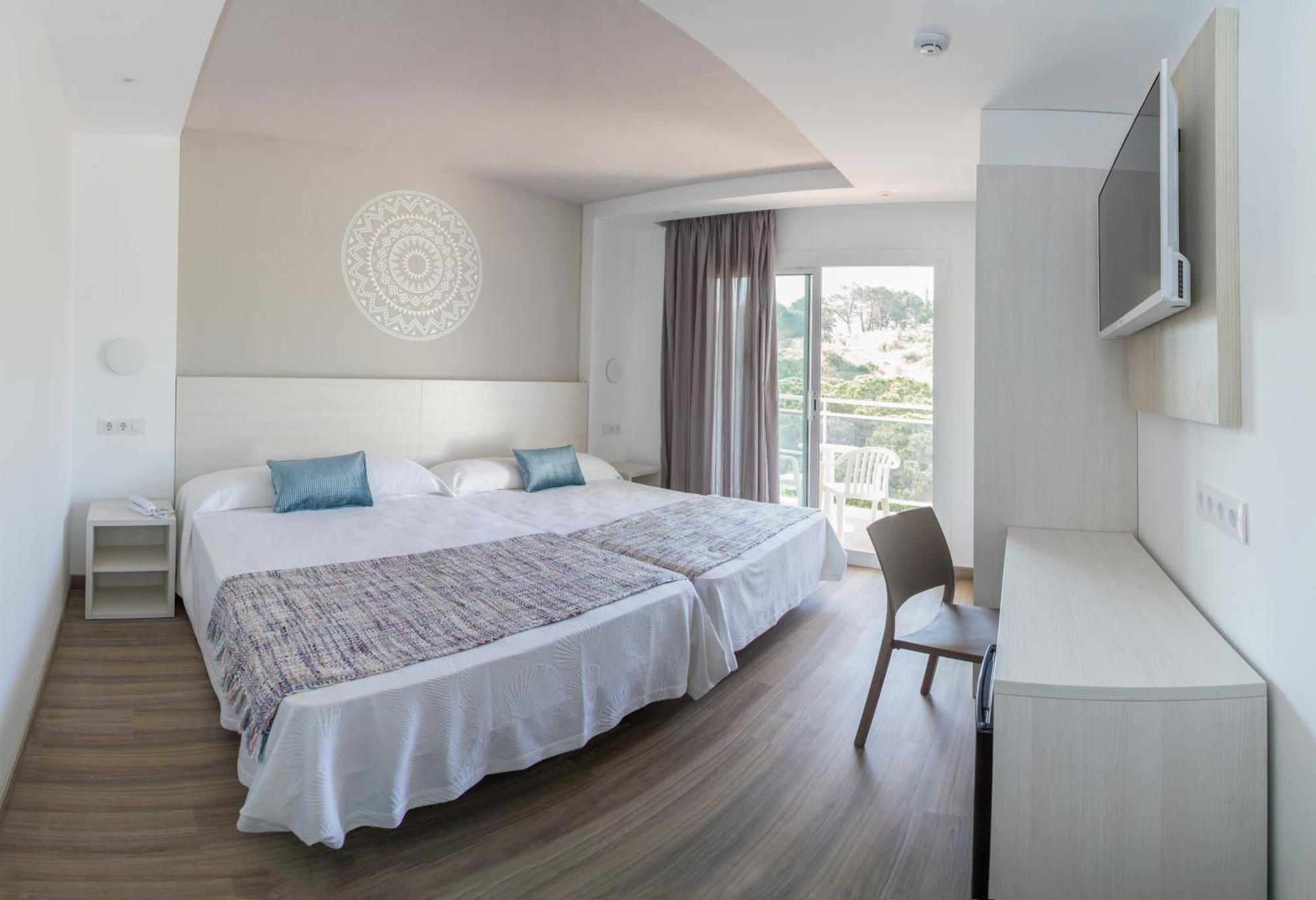 Chambre Quadruple (3 Adultes + 1 Enfant)