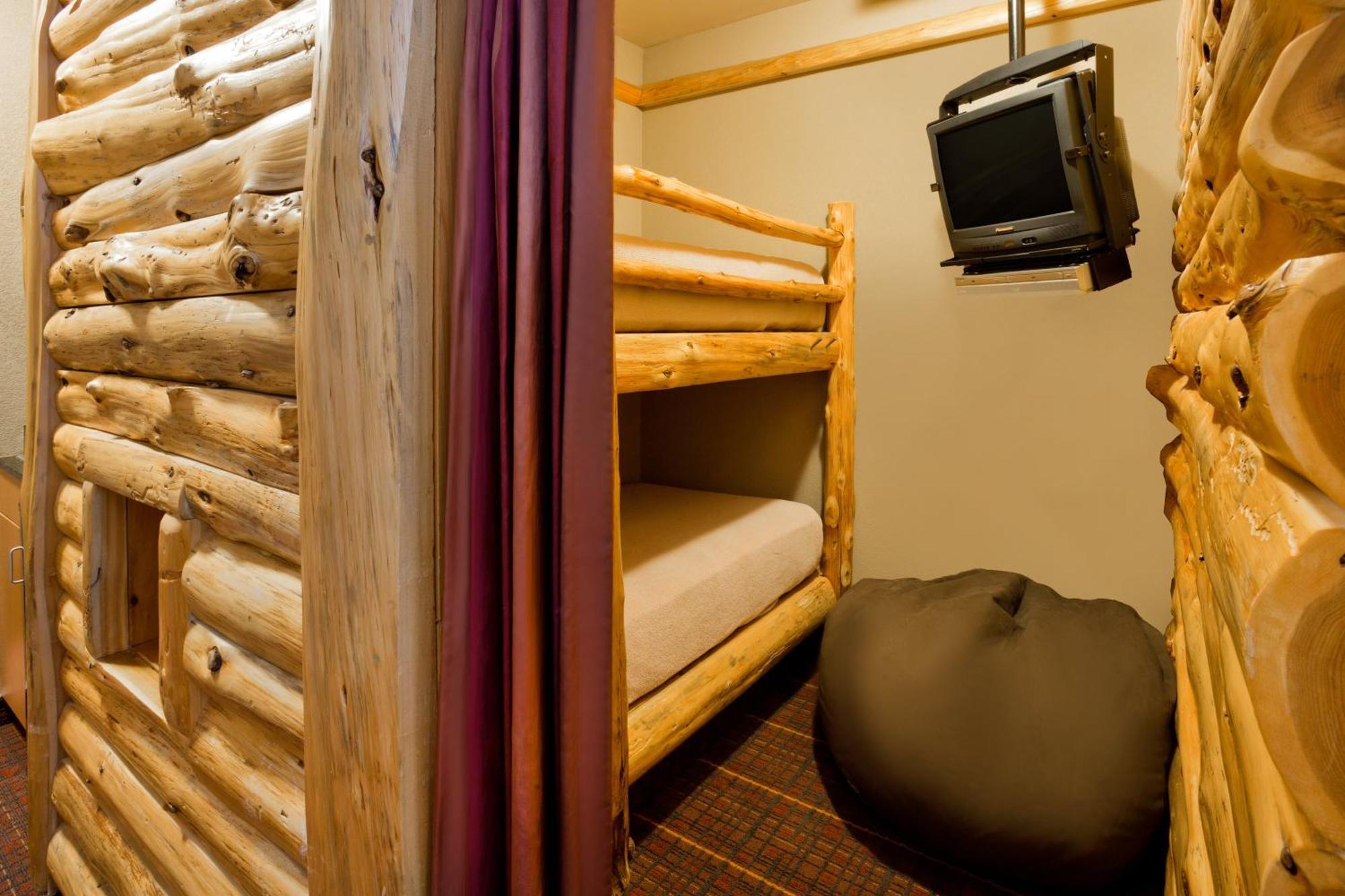Queen Suite with One Bunk Bed,1450871341:JPEG