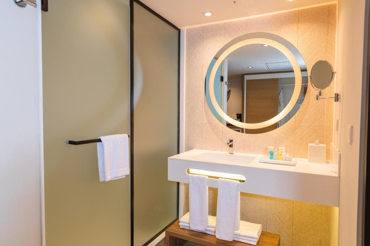 Junior Suite Deluxe Swim Up (3 Adults + 1 Child)