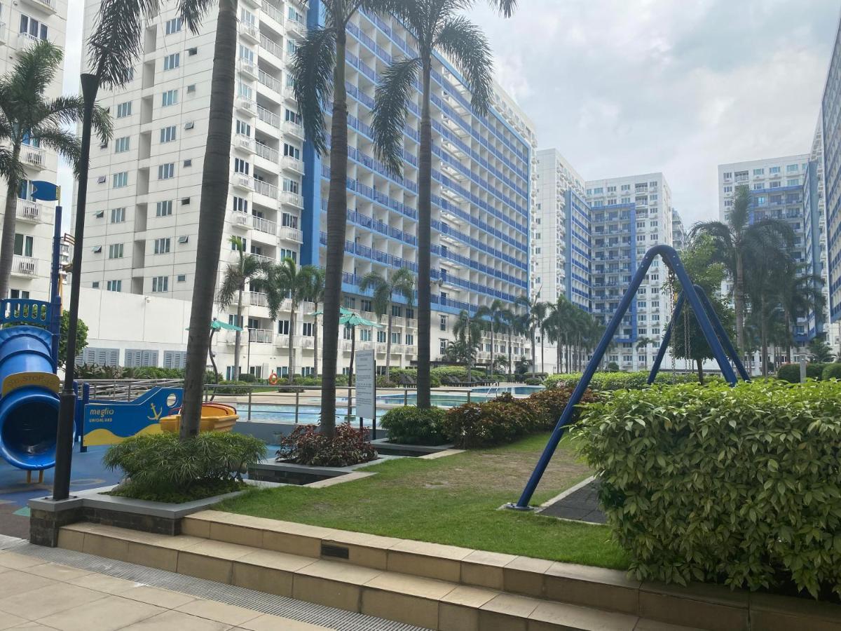 Apartment with Pool View