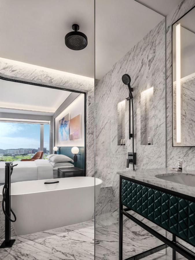 1 King Bed (High Floor)