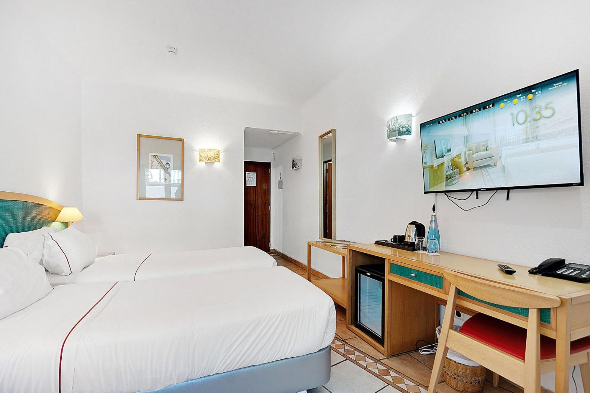 Chambre Double ou Lits Jumeaux - Vue sur Piscine