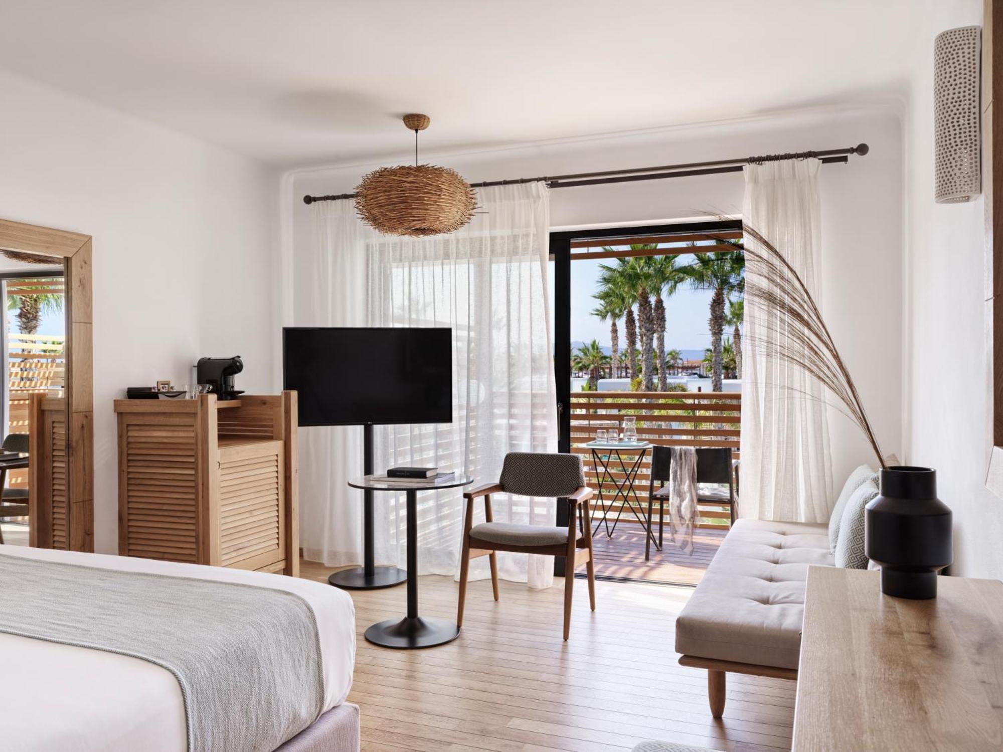 Luxury Double Room with Pool View,1522563514:JPEG