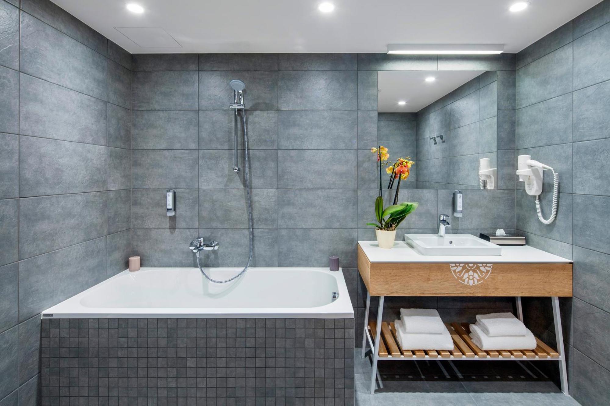 Maisonette with 1 double bed and 1 single bed (without access to the thermal baths),1544768107:JPEG