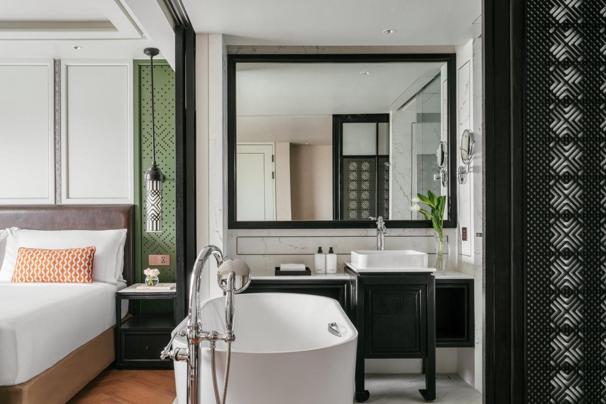 Chambre Lit King-Size Classique avec Terrasse et Bain à Remous Extérieur