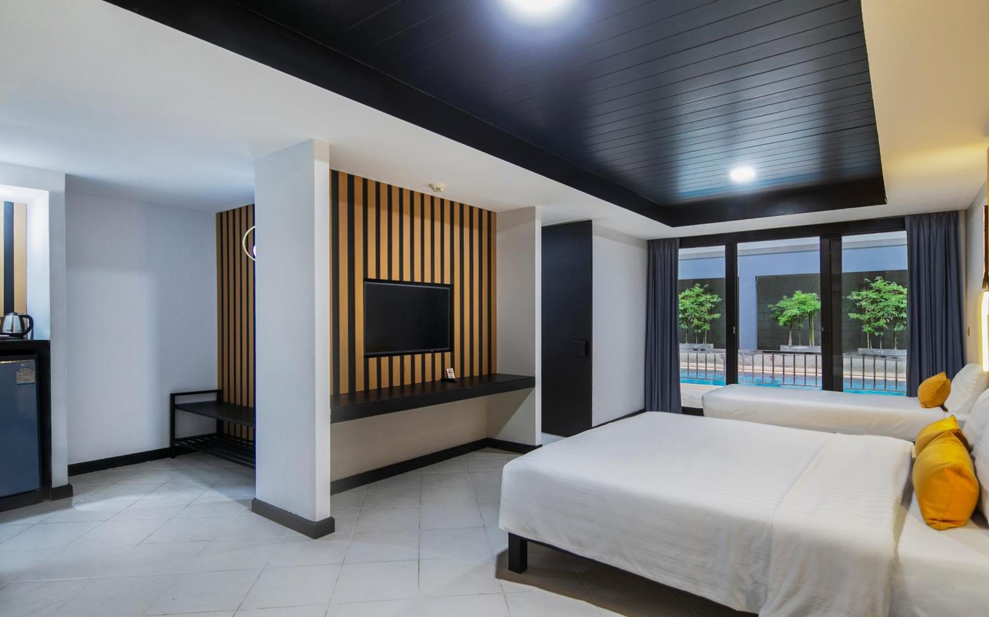 Deluxe Room with Pool Access