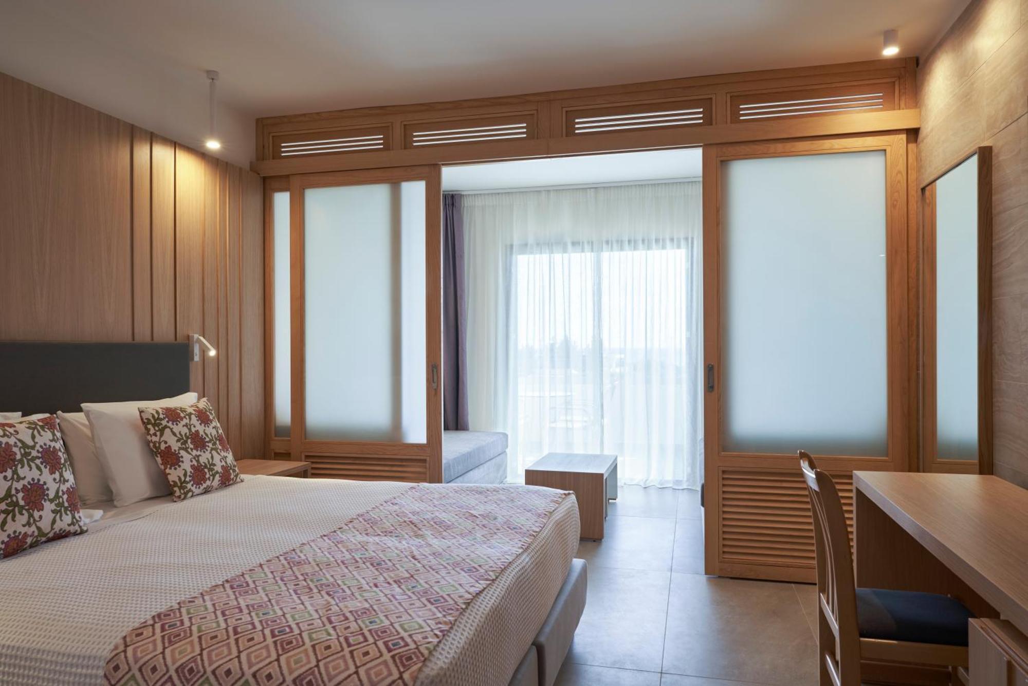 Chambre Familiale avec Porte Coulissante - Vue sur Piscine