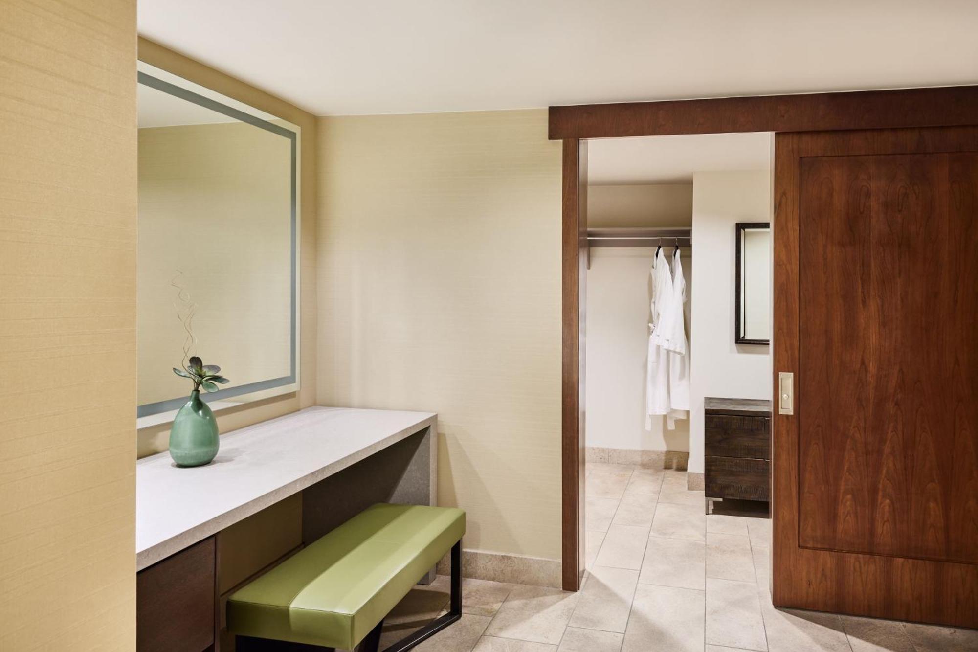 Suite, 1 King, Sofa bed, Corner room, Balcony