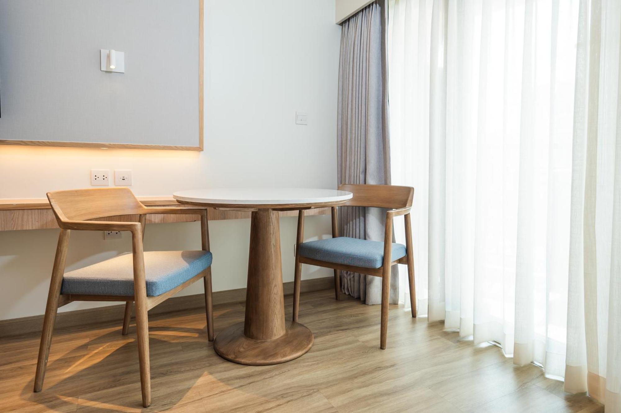 Chambre Premier avec 2 Lits Jumeaux - Vue sur la Piscine