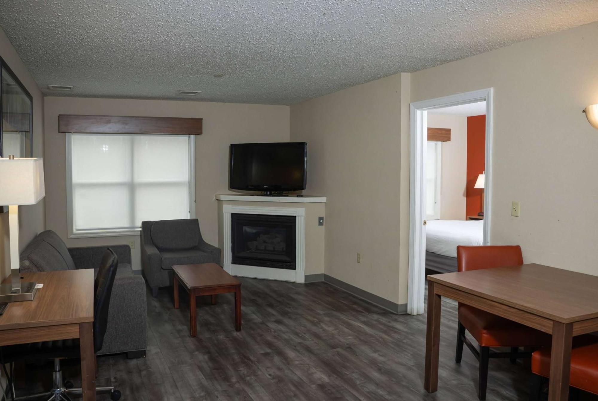 One-Bedroom Deluxe Queen Suite Non-Smoking,1334213375:JPEG