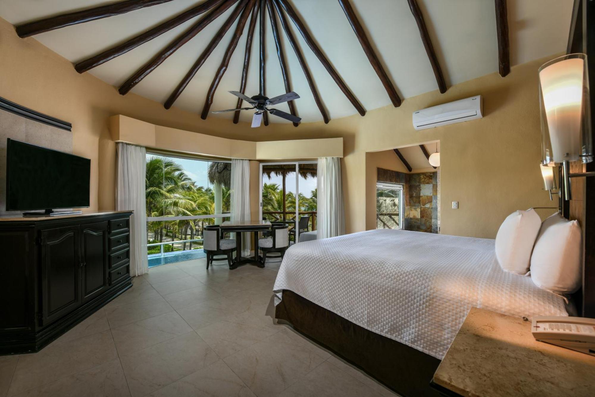 Royal Retreat Deluxe Pool Suite