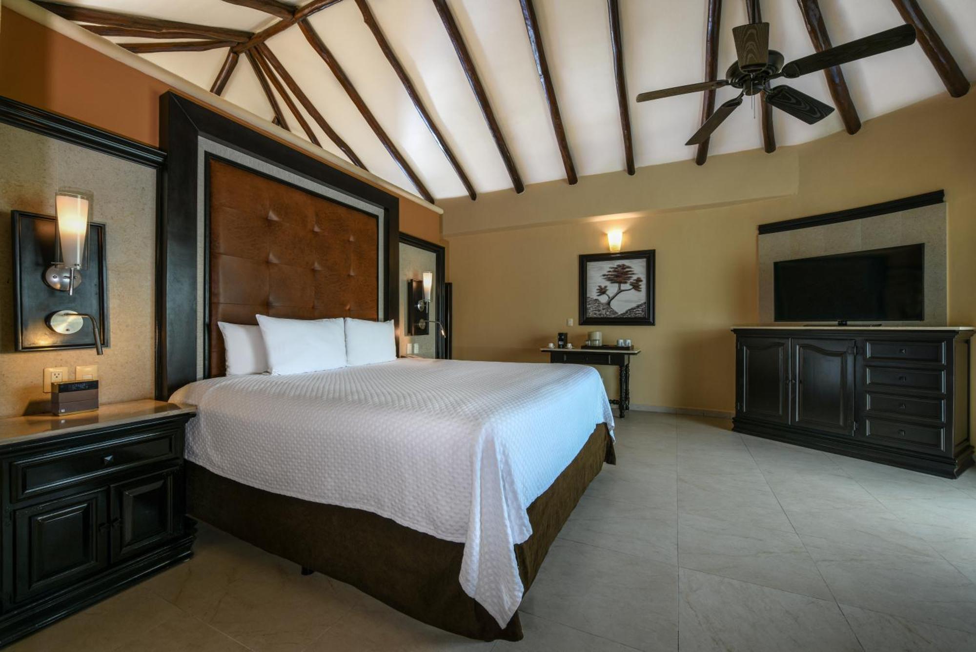 Royal Retreat Deluxe Swim Swim Up Suite