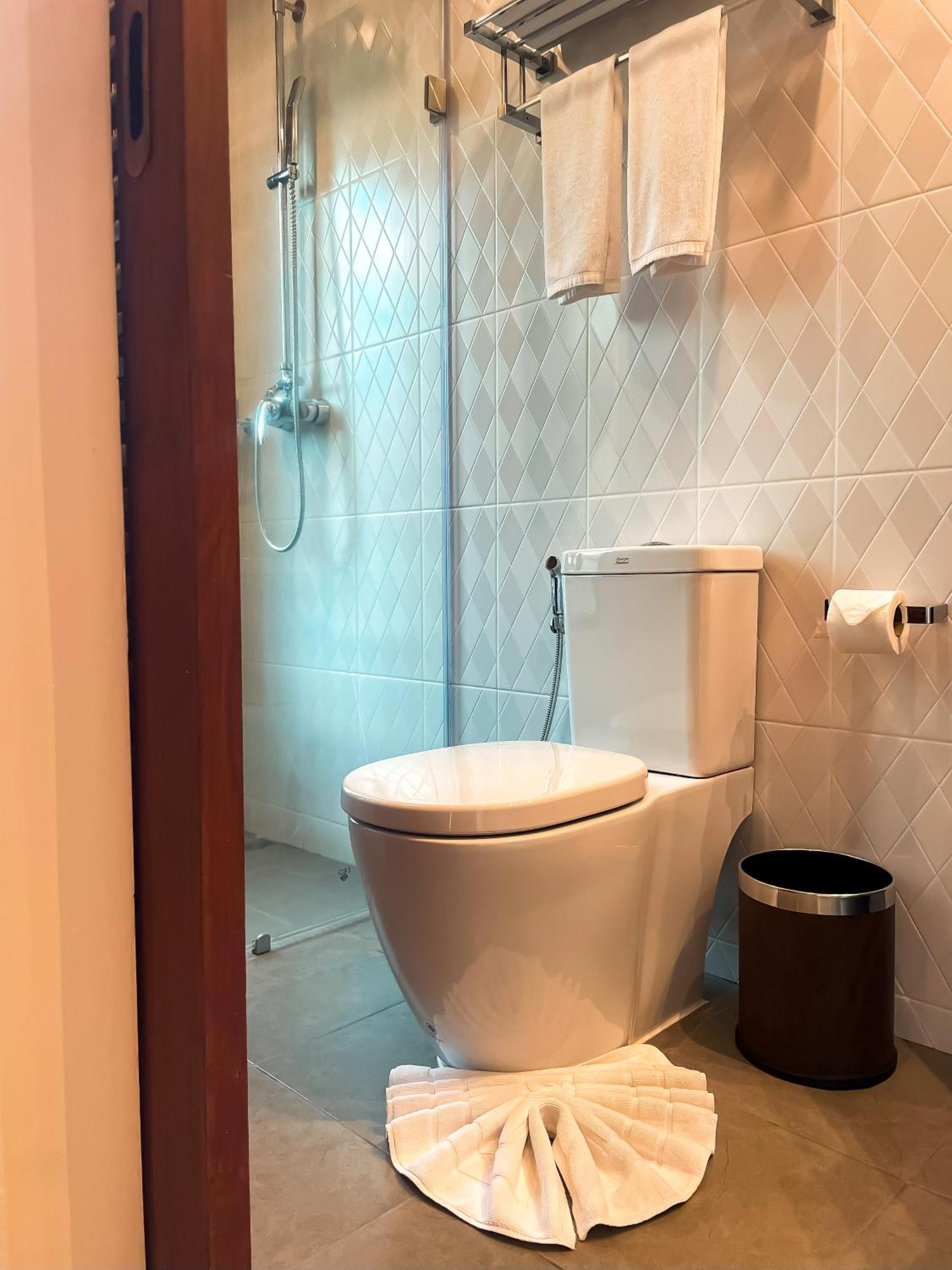 Hébergement Lit King-Size Deluxe avec Balcon - Vue sur Piscine