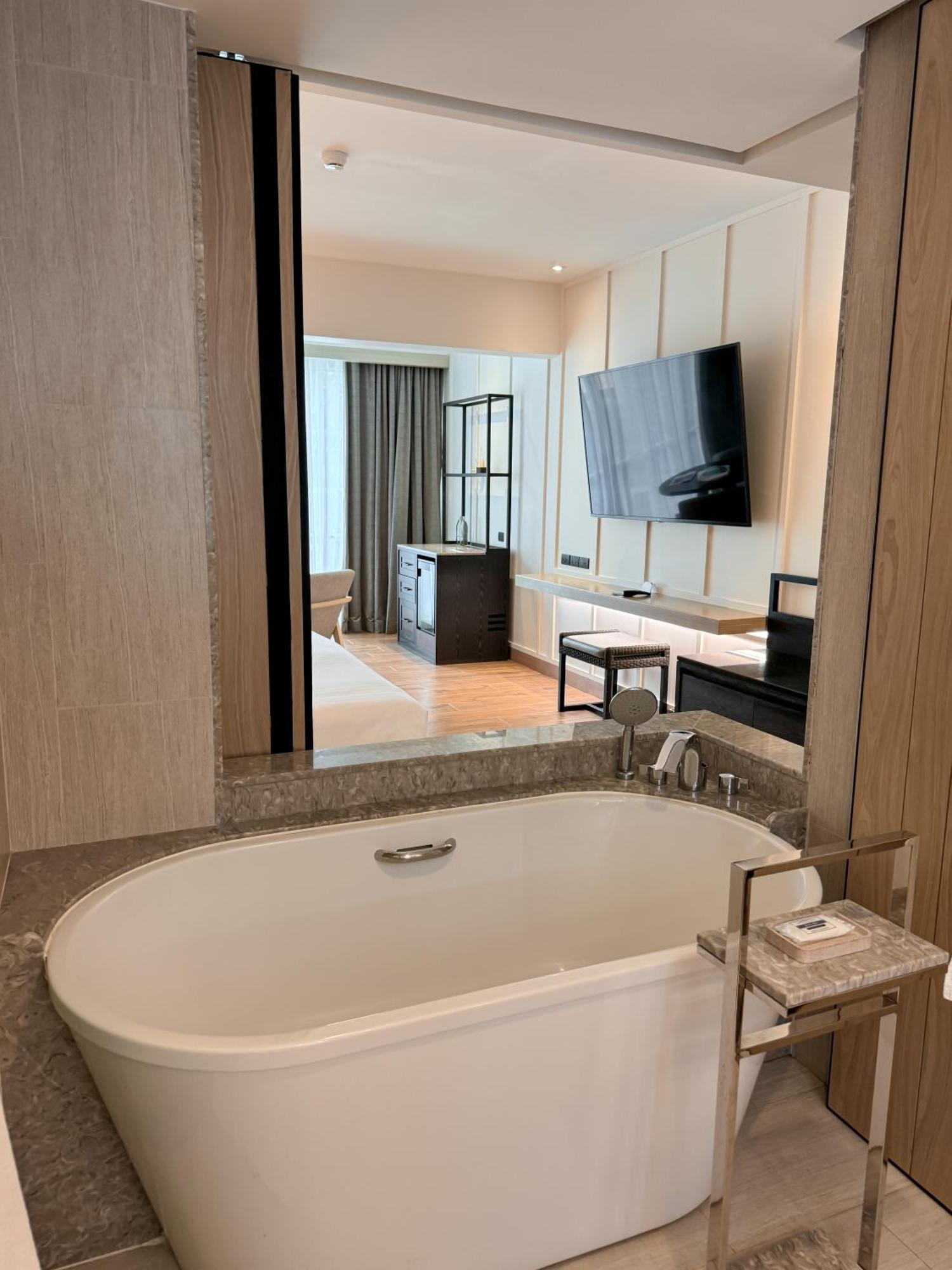 Chambre Lit King-Size - Accès à la Piscine