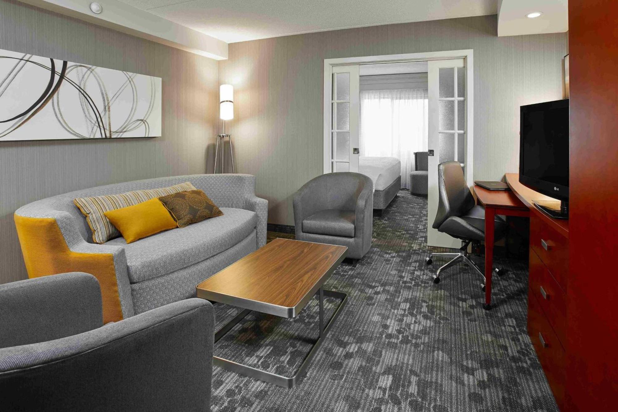 One-Bedroom King Suite Sofa Bed,1632213351:JPEG