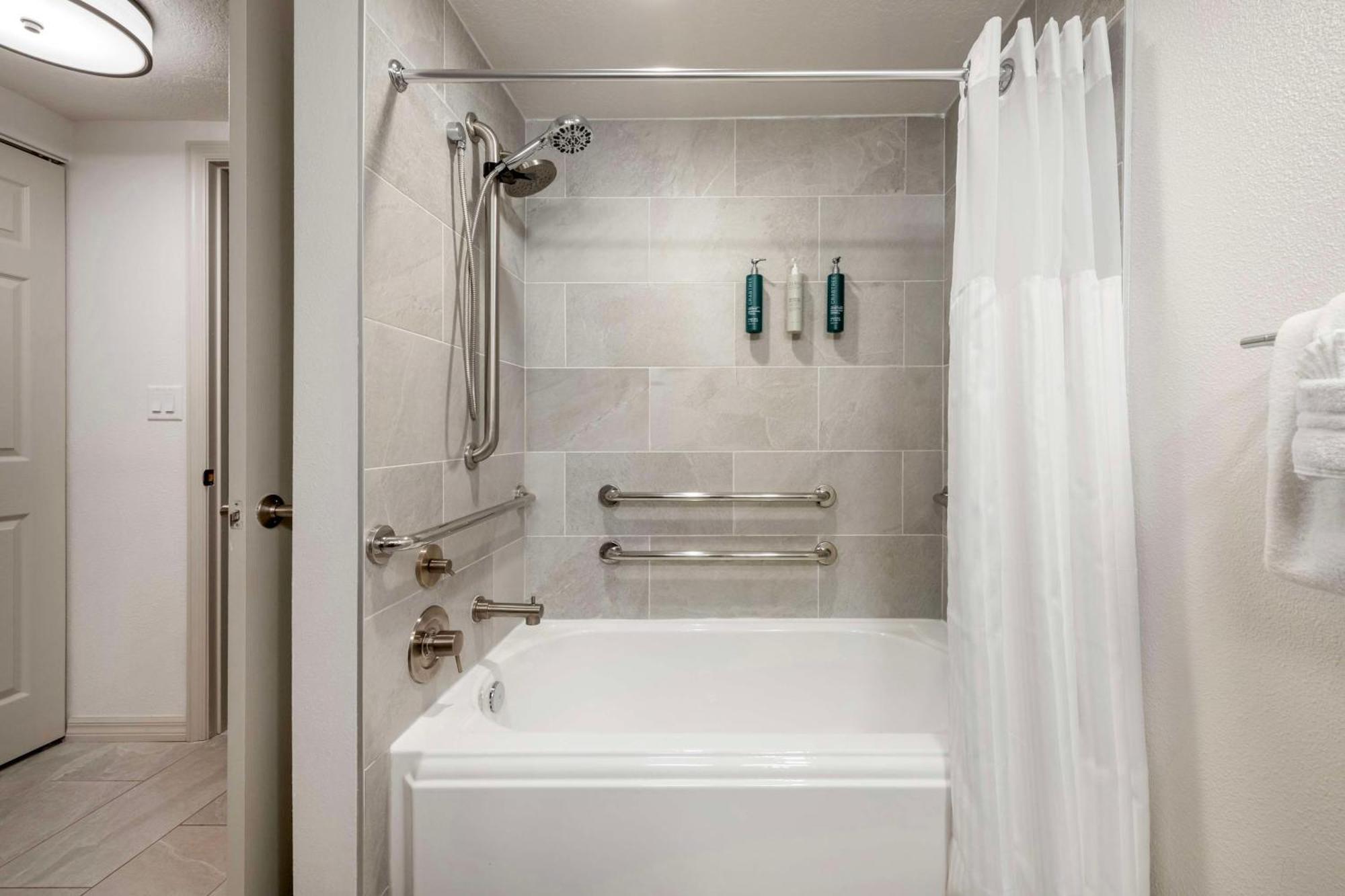 Two-Bedroom King Suite Two Double Beds Bath Tub Hearing Accessible,1641010292:JPEG