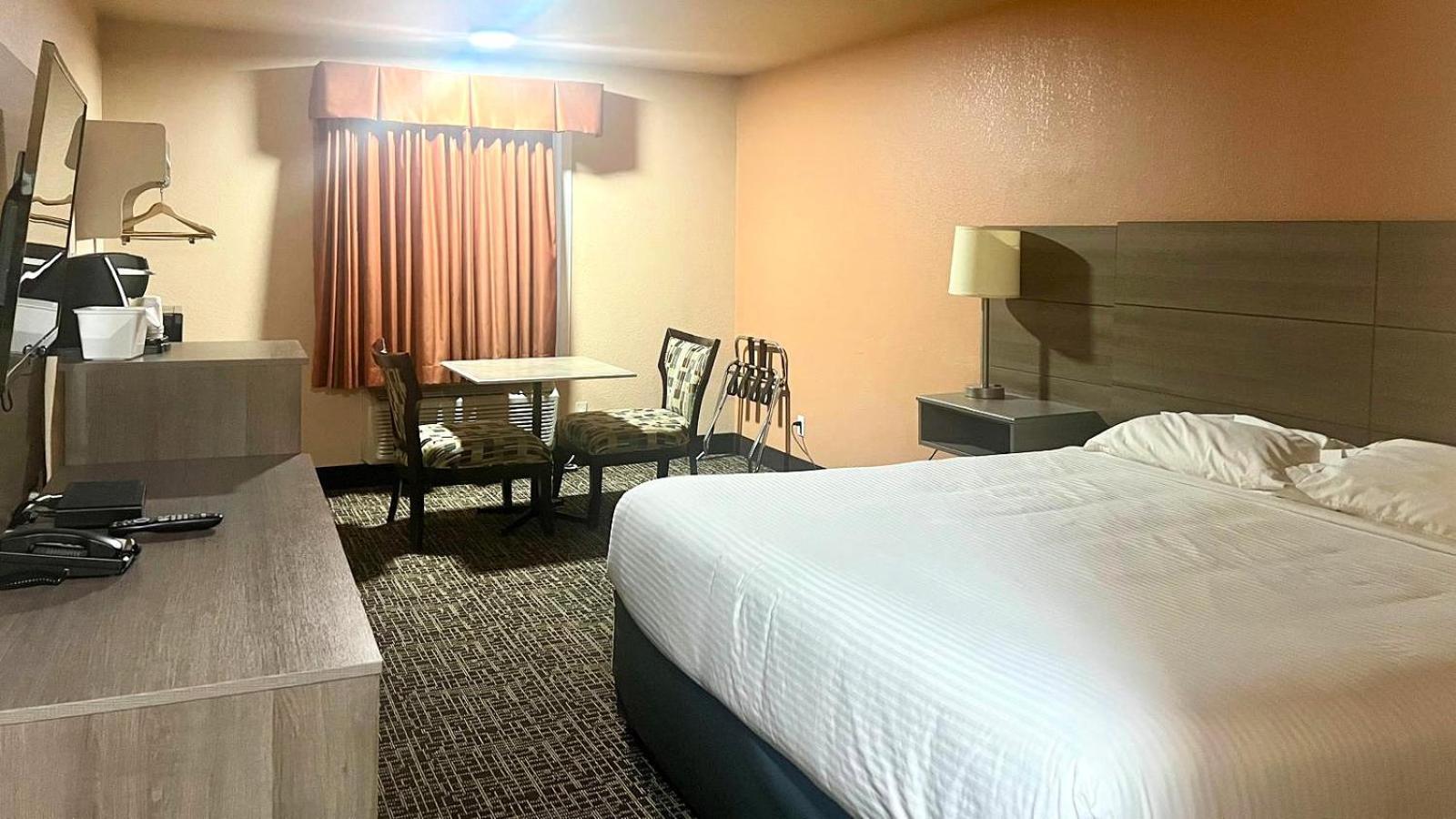 Queen Room with One Queen Bed and Bathtub with Grab Bars - Mobility Accessible - Non-Smoking,1648894676:JPEG