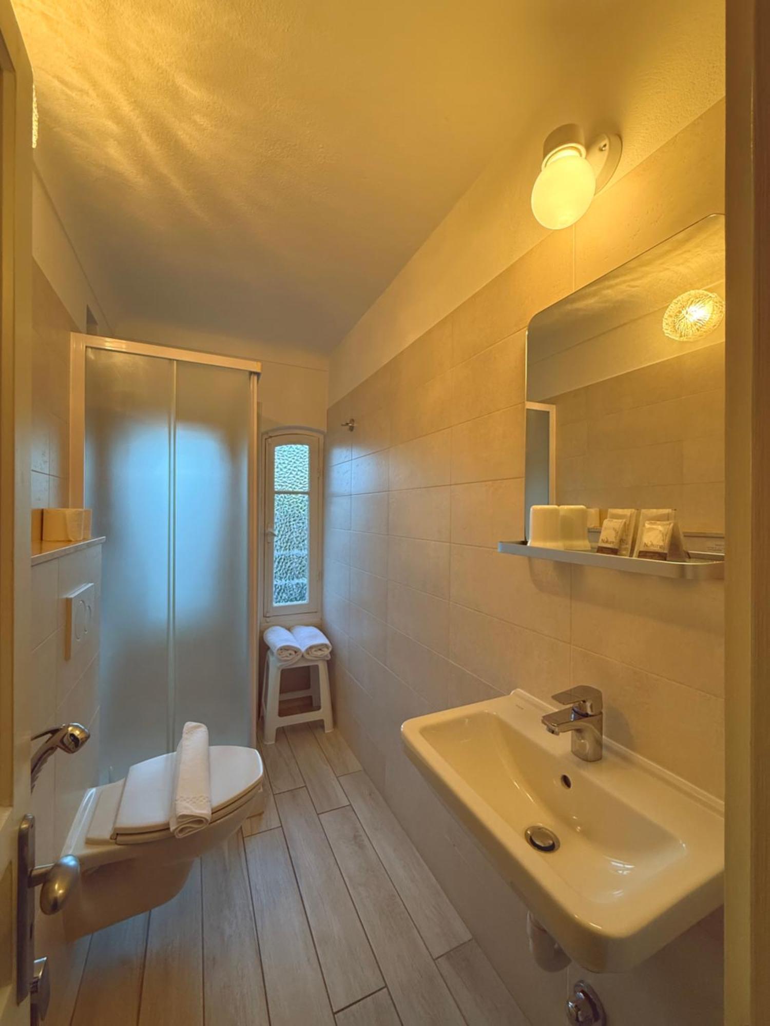 Double Room Private External Bathroom,1662984137:JPEG