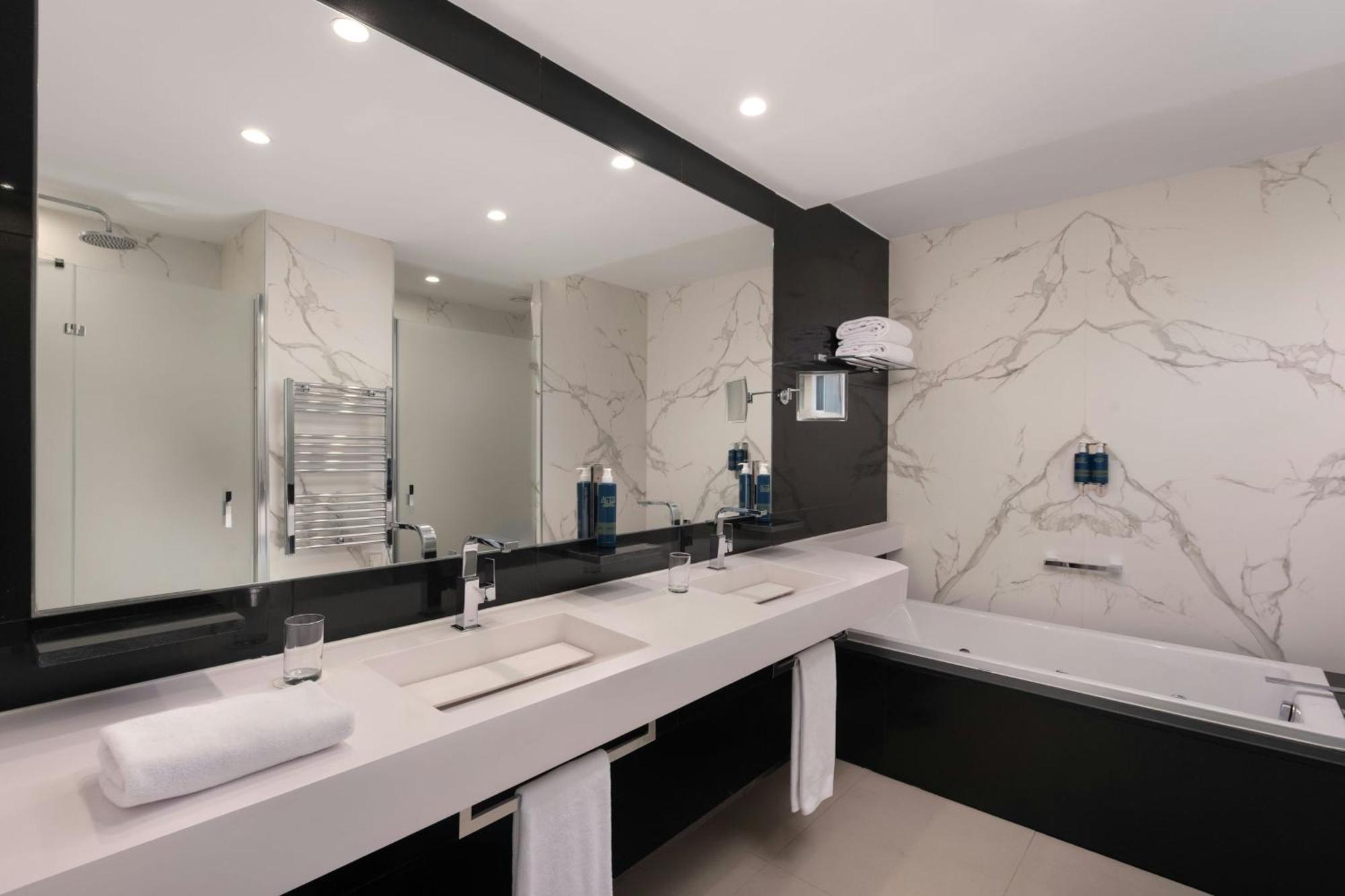Chambre Supérieure avec Lit King-Size, Canapé-Lit et Balcon - Vue sur Mer