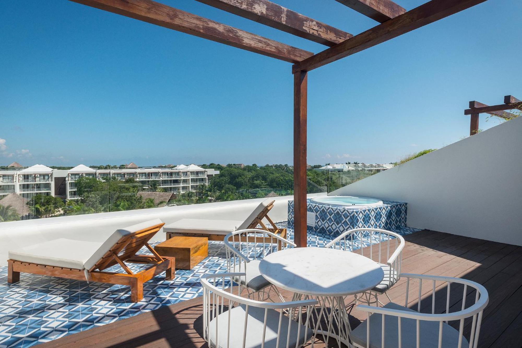 Paradise Junior Suite Rooftop Ocean View