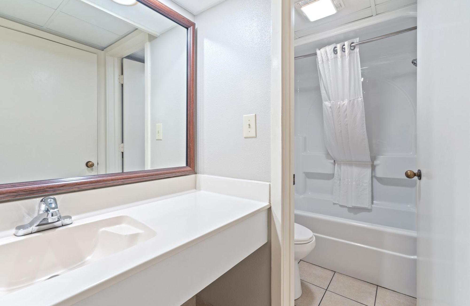 Executive Suite,1697924227:JPEG