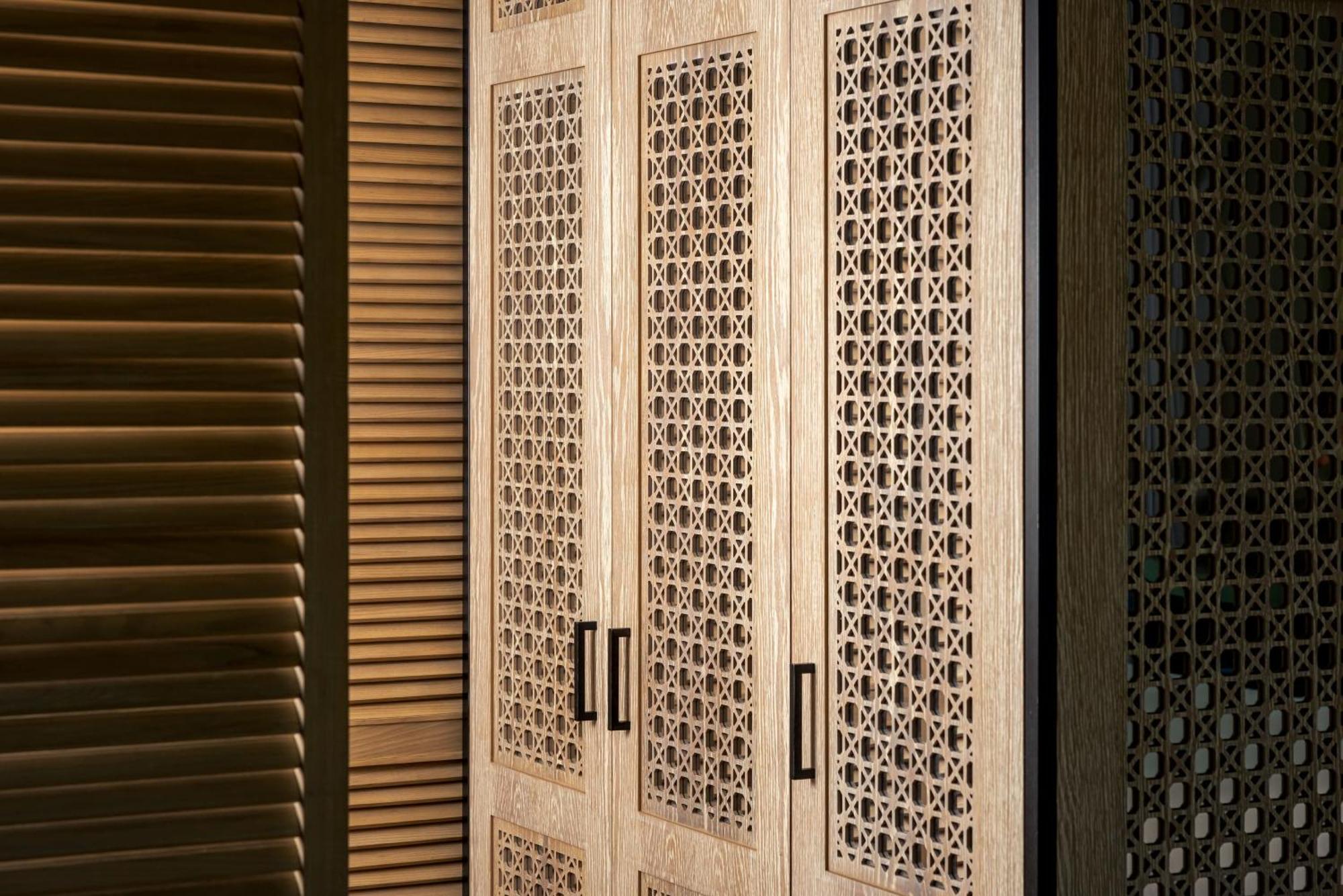 Suite 1 Chambre avec Balcon et Accès au Salon - Vue sur Complexe Hôtelier