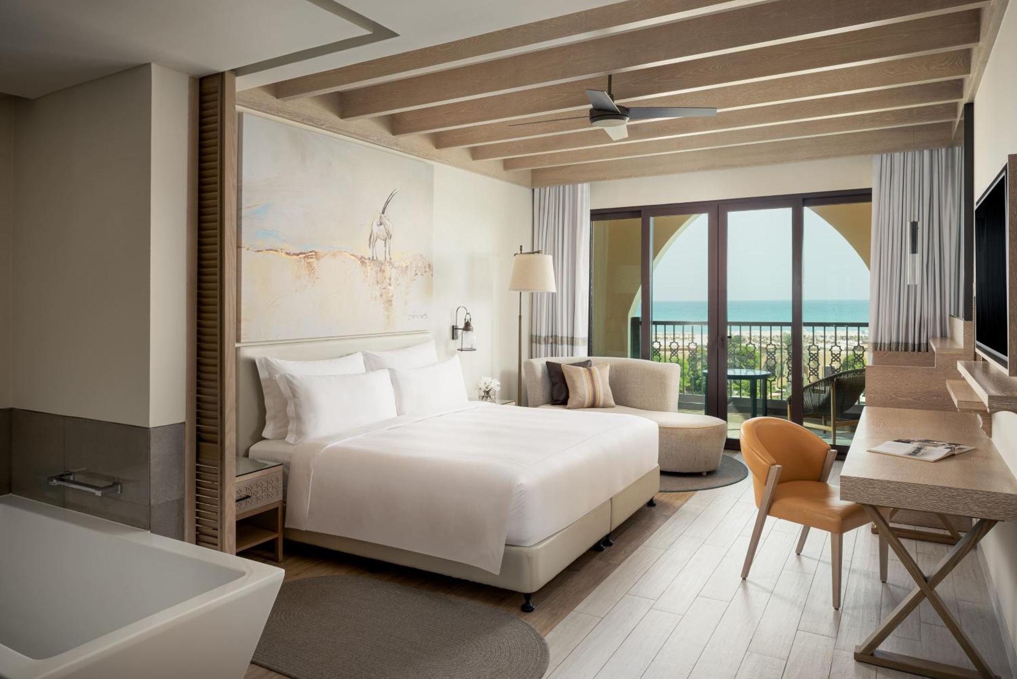 Chambre Lit King-Size avec Accès au Salon et Balcon - Vue sur Mer
