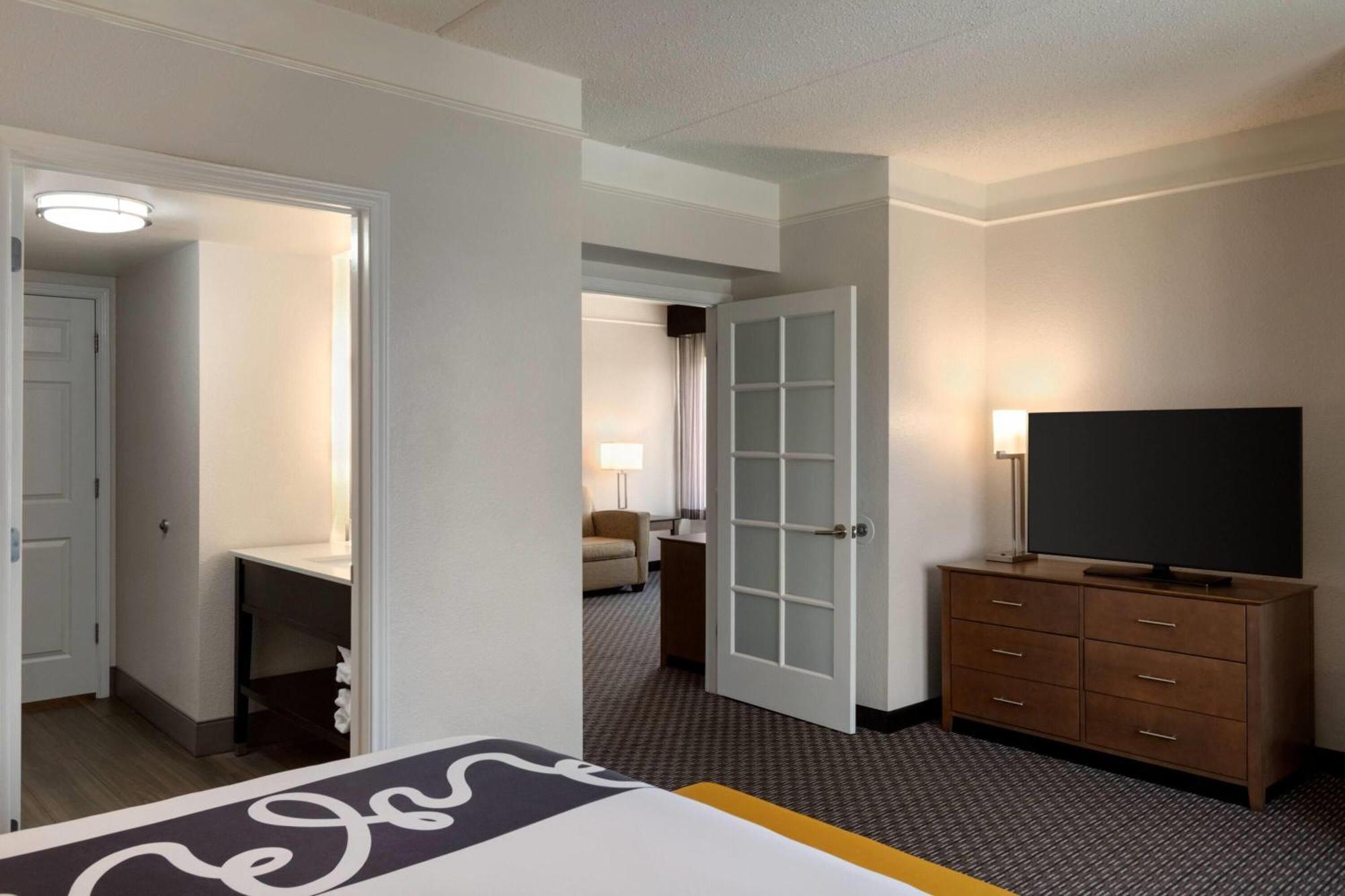 Deluxe Family Suite with Park/Pool View - Non-Smoking,1704954082:JPEG