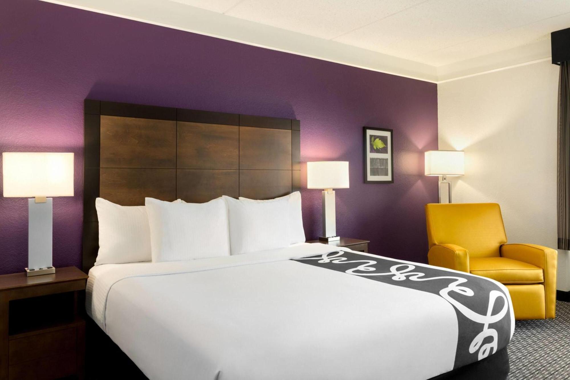 King Room with Pool View - Mobility/Hearing Access with Tub - Non-Smoking,1704954106:JPEG