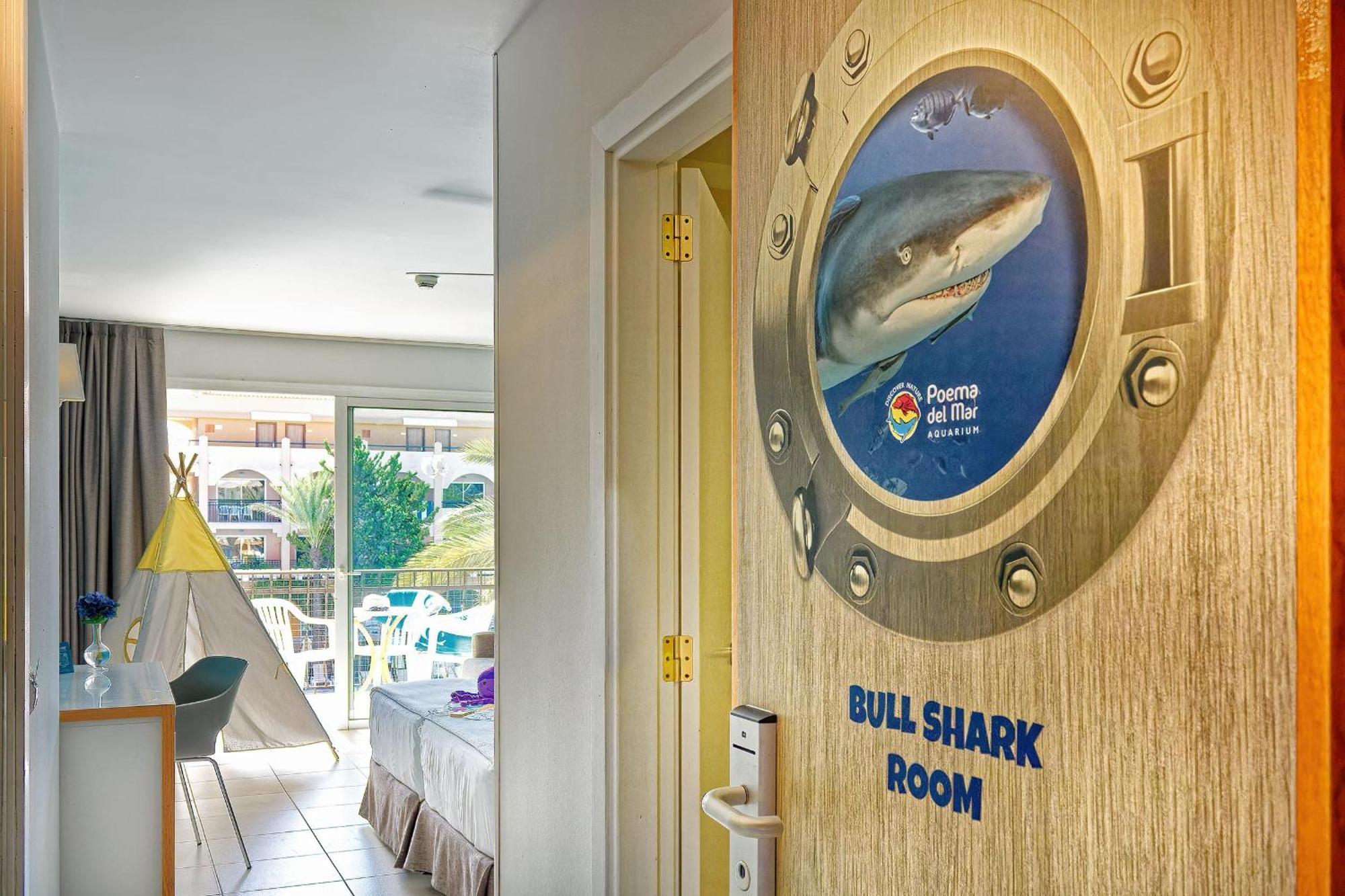 Double room pool view with entrance to Poema del Mar Aquarium    ( 2 Adults + 2 Children)
