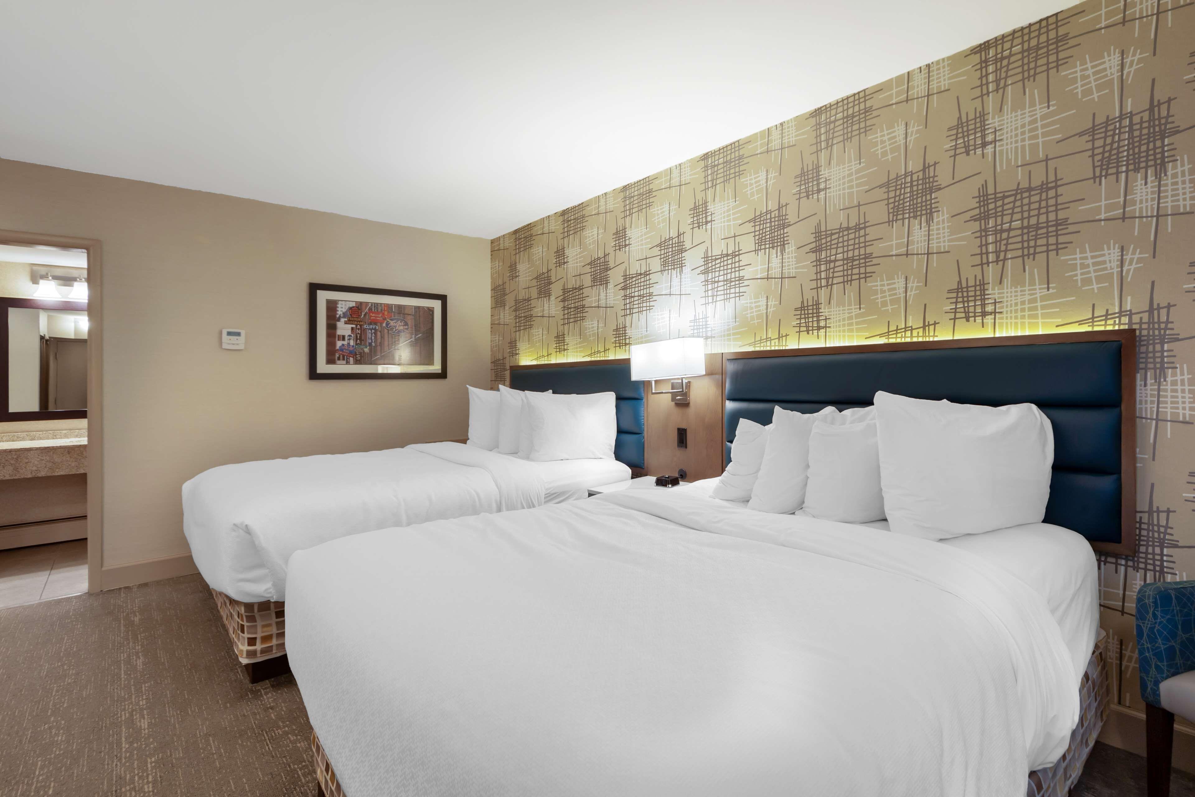 Family Suite One King Bed Two Queen Beds Non-Smoking,1706433651:JPEG