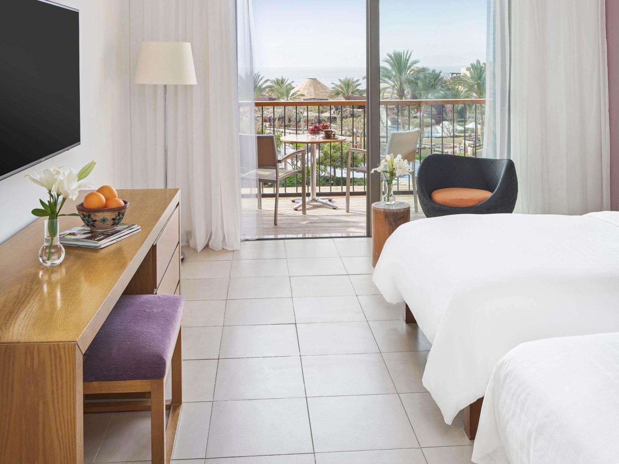 Chambre Lits Jumeaux Supérieure avec Vue sur la Piscine